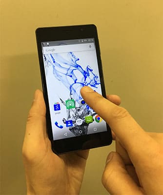 【スマホの持ち方】片手持ち、もう片方の手で操作