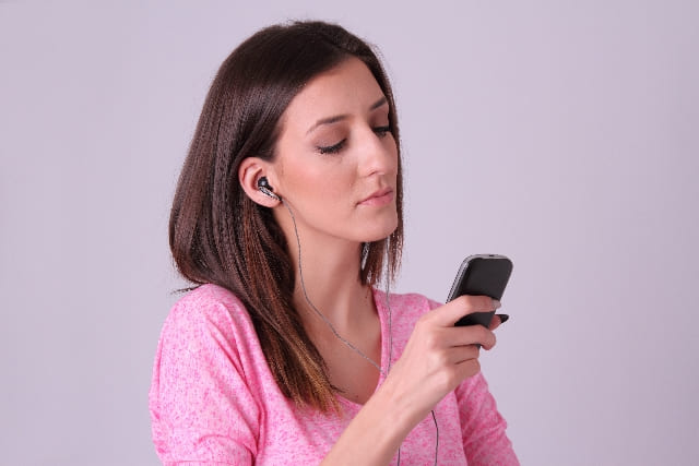 女性スマホ操作画像