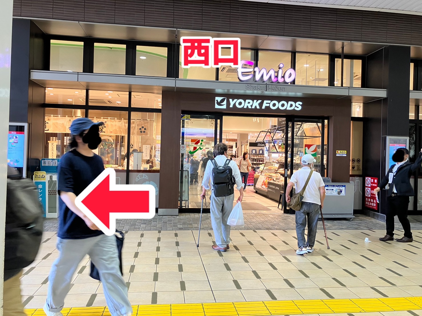 西武池袋線　石神井公園駅の西口改札を出たら左に曲がります。