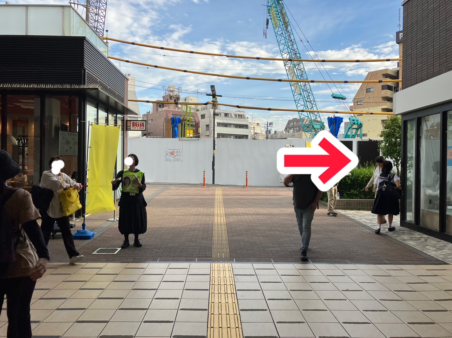 つきあたりを右に曲がります。